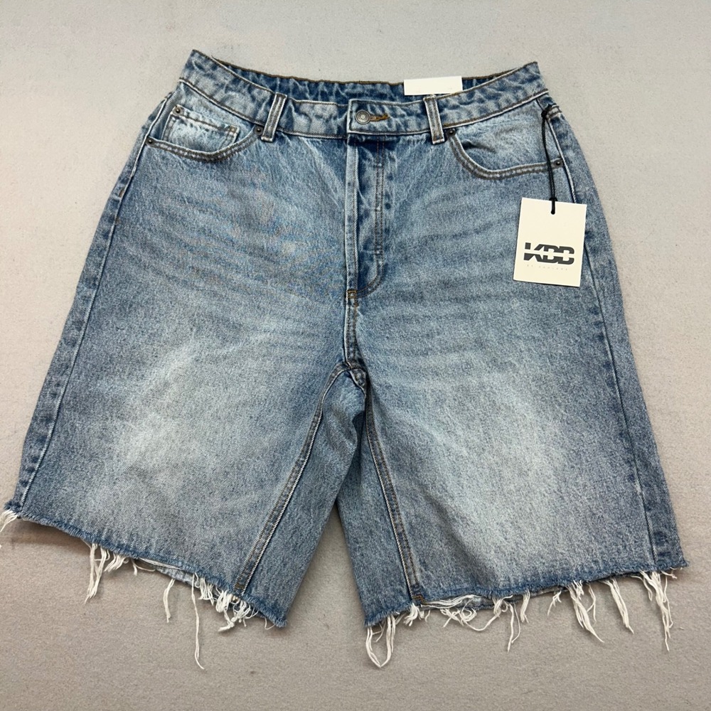 NWT KDD by Kahlana Women Light Wash Denim Bermuda Shorts Raw Hem Size 8